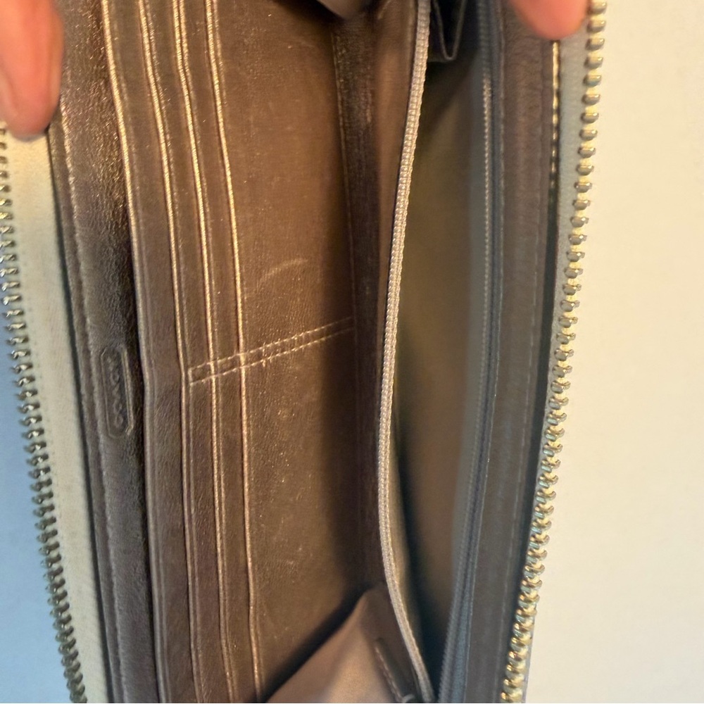 HOBO International Black Leather Zip Wallet - Picture 3 of 9
